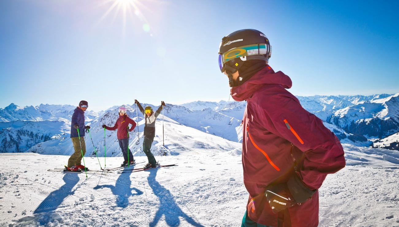 Skifahren mit Freunden in Saalbach Leogang